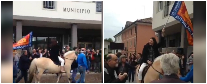 Copertina di Treviso, la neo sindaca (Lega) a cavallo in municipio sventola la bandiera col Leone di San Marco: “Autonomia subito”