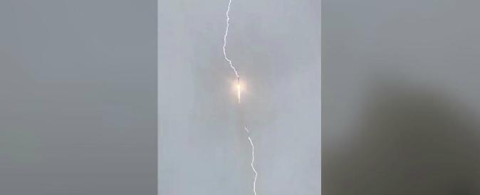 Copertina di L’imprevisto al decollo: il razzo Soyuz lascia la stazione ma viene colpito da un fulmine. Le immagini dell’impatto