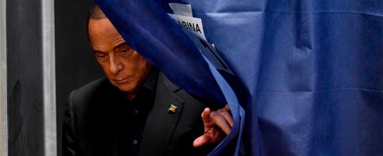 Forza Italia, tutti contro tutti dopo il flop. Berlusconi a Toti: “Invisibile se va via”. L’ex pupillo: “È il partito che sparirà”
