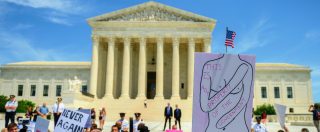 Copertina di Aborto, posizione a metà della Corte suprema Usa: sepoltura del feto è legale. Trans, diritto studenti a scegliere bagno
