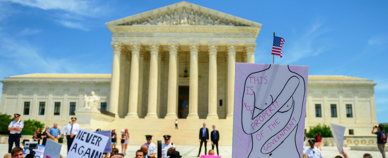 Aborto, posizione a metà della Corte suprema Usa: sepoltura del feto è legale. Trans, diritto studenti a scegliere bagno