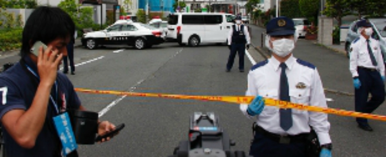 Giappone, accoltella persone alla fermata dell’autobus: due morti tra cui una bambina e 17 feriti