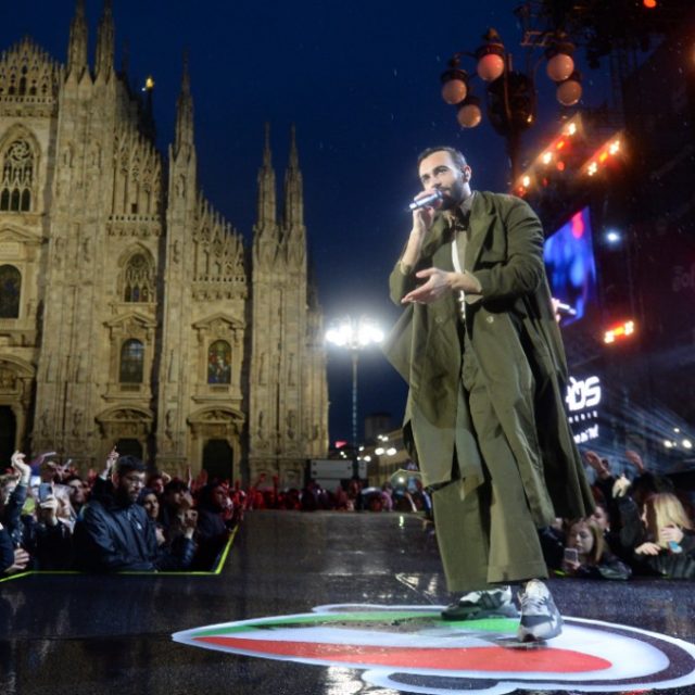 Radio Italia Live, la pioggia non scoraggia i 20mila di Piazza Duomo. Piccolo incidente per Gabbani, la Berté si “dimentica” la terza canzone