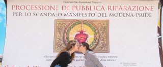 Copertina di Gay Pride, “processione riparatrice” a Modena. Il ministro Fontana: “Condivisibile, felice che la facciate”