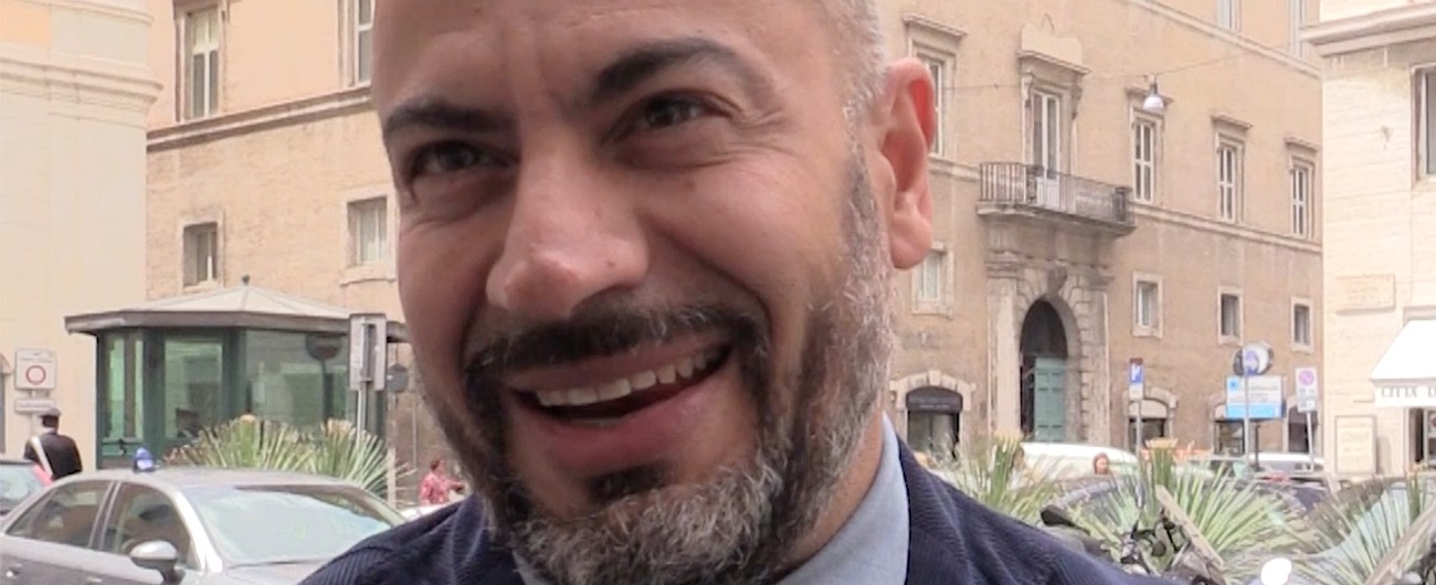 Copertina di M5s, Paragone: “Vanno rivisti i quattro incarichi di Di Maio. Il Movimento per ripartire ha bisogno di una leadership h24”