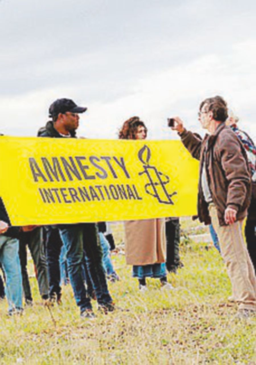 Copertina di “Diritti violati ad Amnesty”, i manager se ne vanno