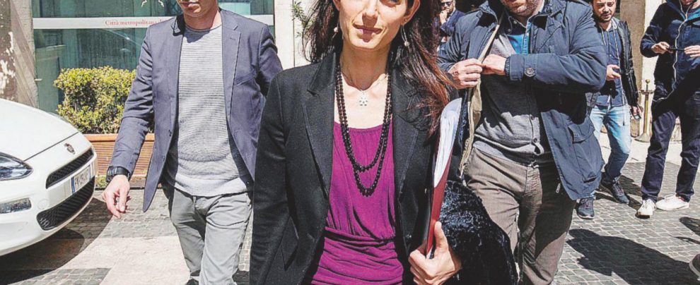 La sindaca - Virginia Raggi è stata eletta sindaco di Roma nel giugno 2016 - Ansa Roma, “esplosivo del clan per la Raggi”: scorta con l’auto blindata