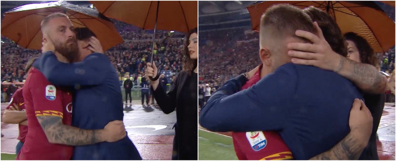 Copertina di Roma, l’addio di De Rossi e l’abbraccio con Totti. Poi quella frase sussurrata all’ex capitano: “Io non volevo”