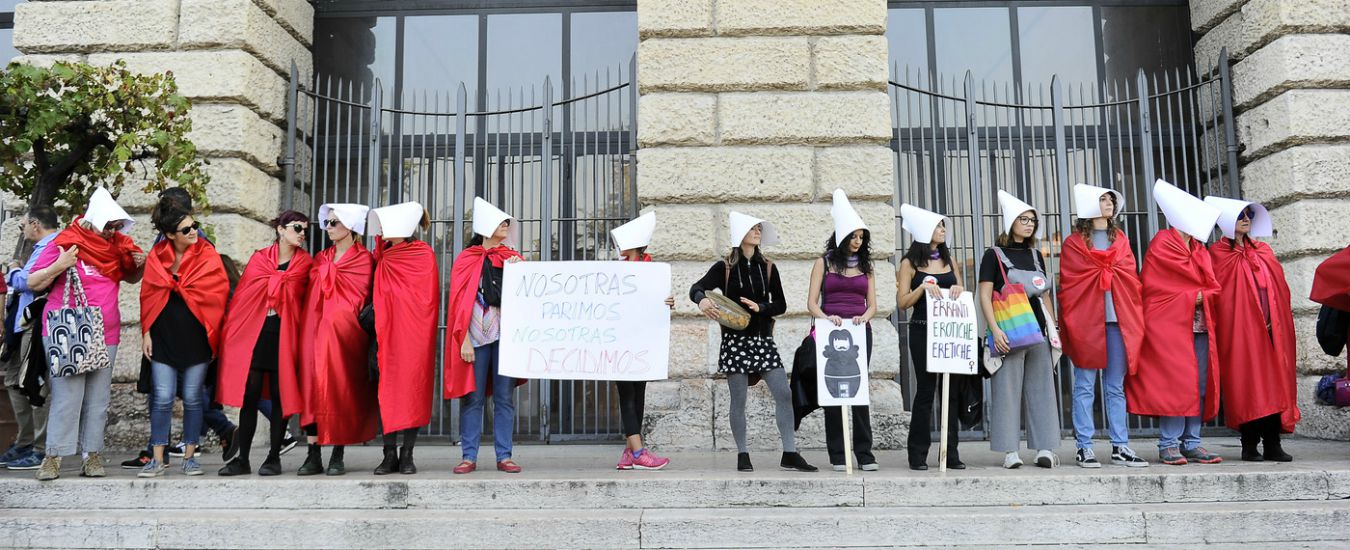 Saluto fascista alle femministe di Non una di meno in Aula, il consigliere comunale di Verona andrà a processo