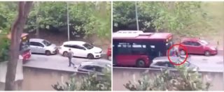 Copertina di Roma, autista alla guida di un bus tenta di investire pedone: Atac apre inchiesta interna. Le immagini