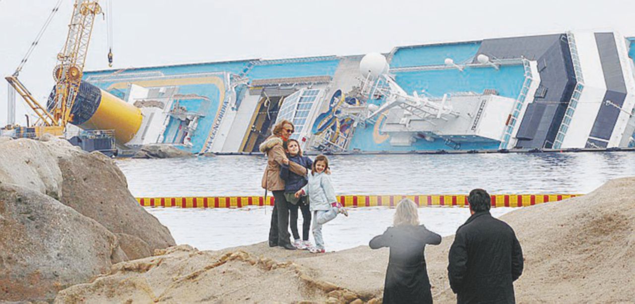 Copertina di L’omaggio alla bara di Lauda va festeggiato con un bel selfie