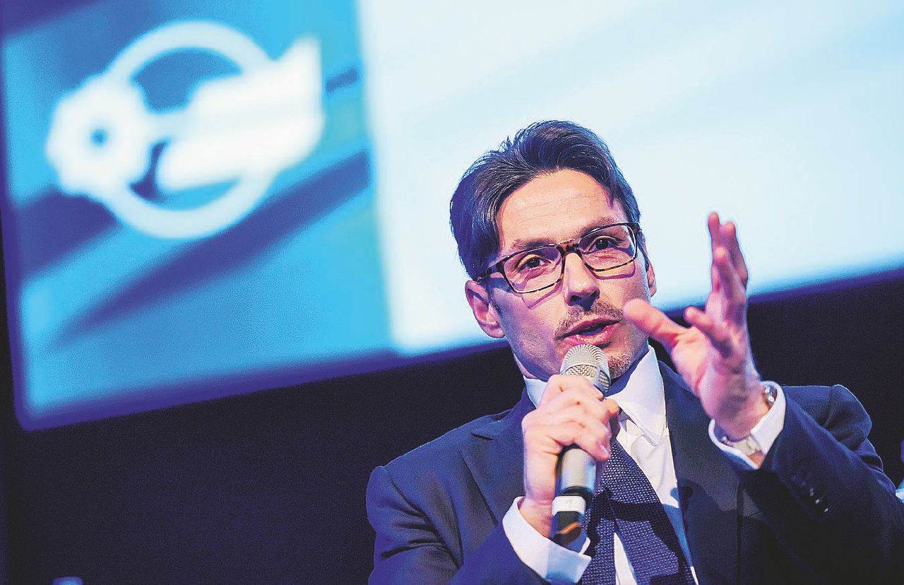 Copertina di B. s’è ristretto, Mediaset cerca di salvarsi in Europa