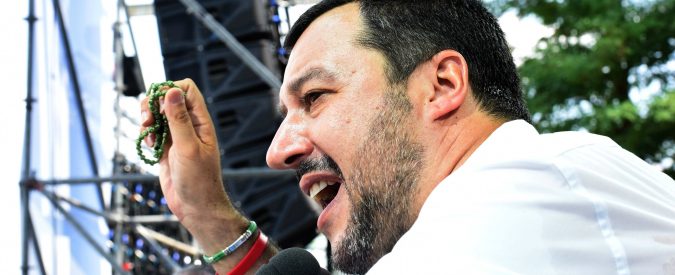 Salvini mostra il rosario per darci un’identità. Ma la fede non c’entra (più) nulla