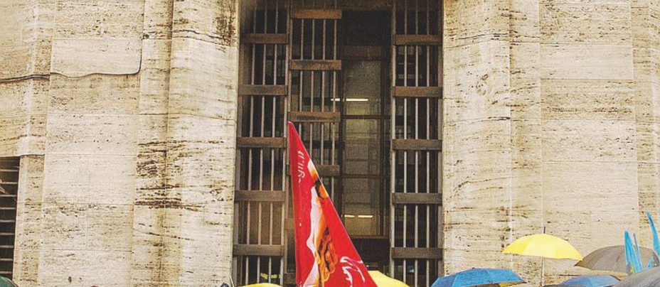Sit-in - I lavoratori di Mercatone Uno davanti il Mise mentre era in corso il tavolo con l’azienda, i fornitori e le Regioni - LaPresse Strani soci e pochi controlli: così è fallito Mercatone uno
