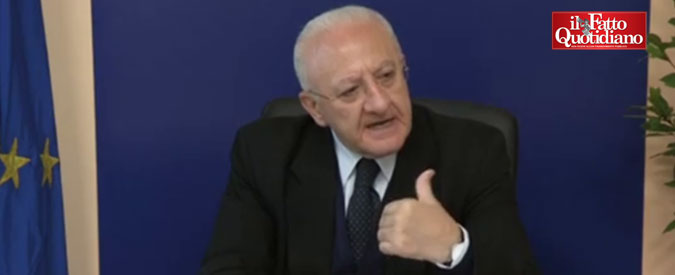 Copertina di De Luca: “M5s può far la fine dell’Idv. Salvini? Lo inviterò al Festival della Letteratura, così sta lì appollaiato col rosario”