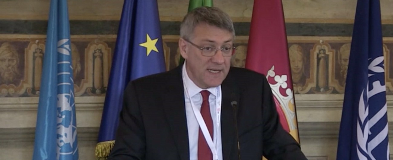 Copertina di Landini: “Politiche devono cambiare, serve garanzia universale. Niente giustizia con discriminazione di genere”