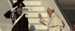 Copertina di Il vento beffa papa Francesco in partenza per Bucarest. Ecco cosa succede sulla scala dell’aereo