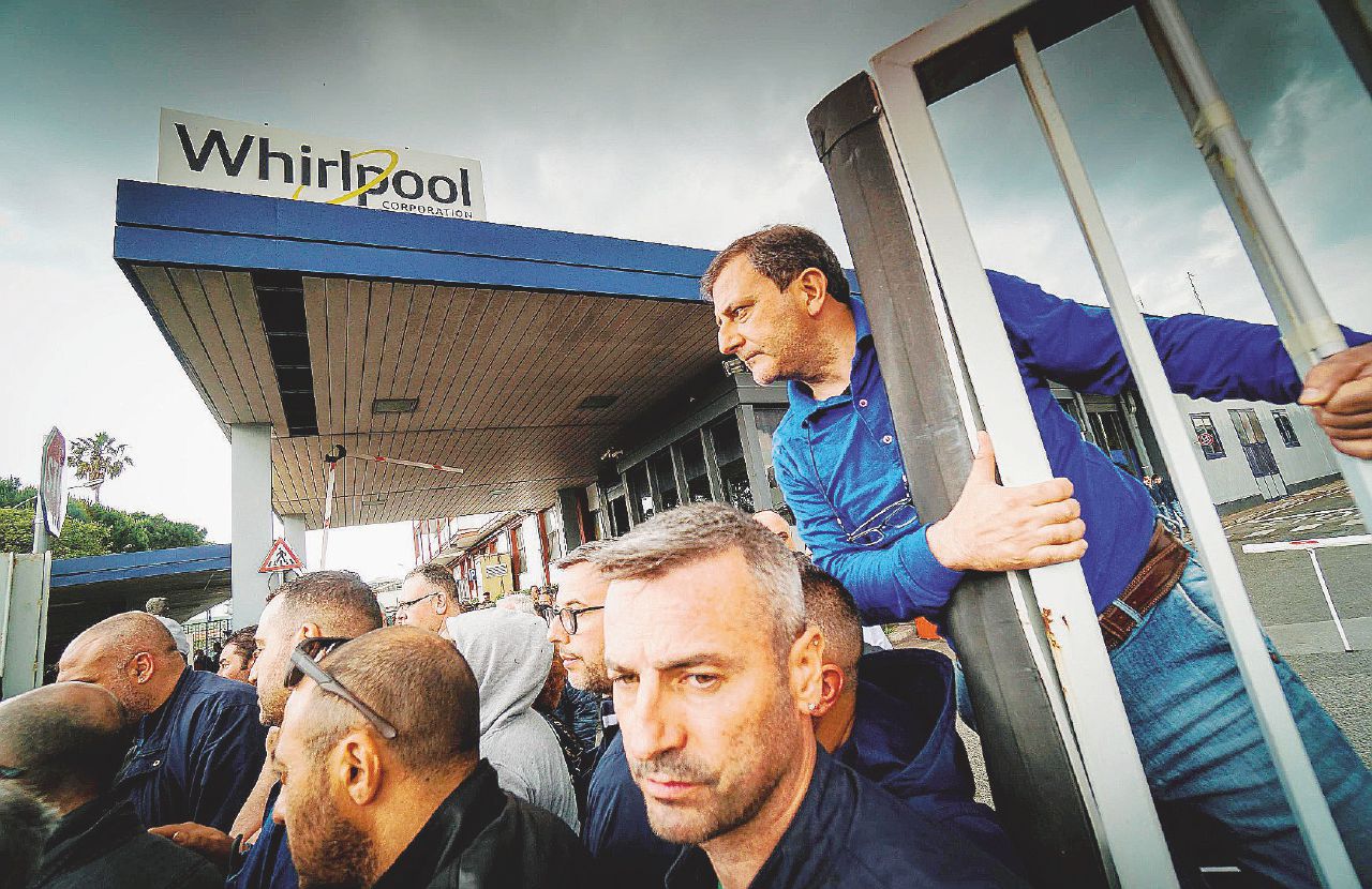 Copertina di Whirlpool annuncia: “Dobbiamo chiudere” In rivolta 430 lavoratori: è subito sciopero
