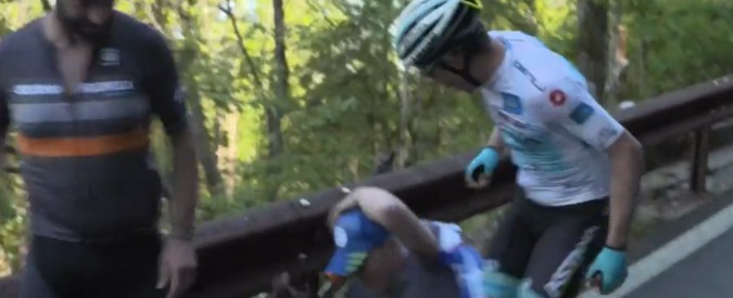 Giro d’Italia, Miguel Ángel López cade per colpa di un ‘tifoso’: il colombiano si rialza e lo schiaffeggia