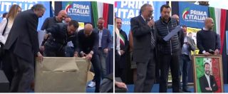 Copertina di Aversa, sale sul palco e regala ritratto a Salvini: “Mio capitano, sono un tuo soldato. Io disposto a morire per te”