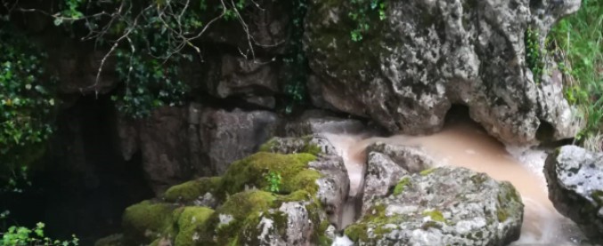 Calabria, tutti salvi i 4 speleologi bloccati nell’Abisso del Bifurto: sorpresi da ondata improvvisa che impediva l’uscita