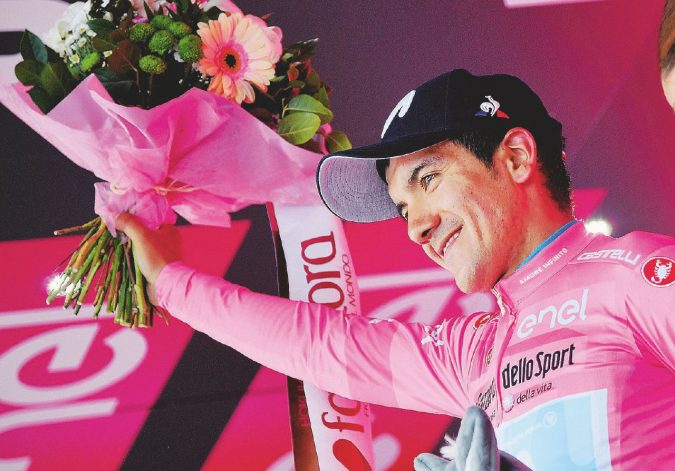 In vetta - Richard Carapaz, nato nel 1993 in Ecuador - LaPresse Carapaz al Giro di boa: la corsa rosa è quasi sua
