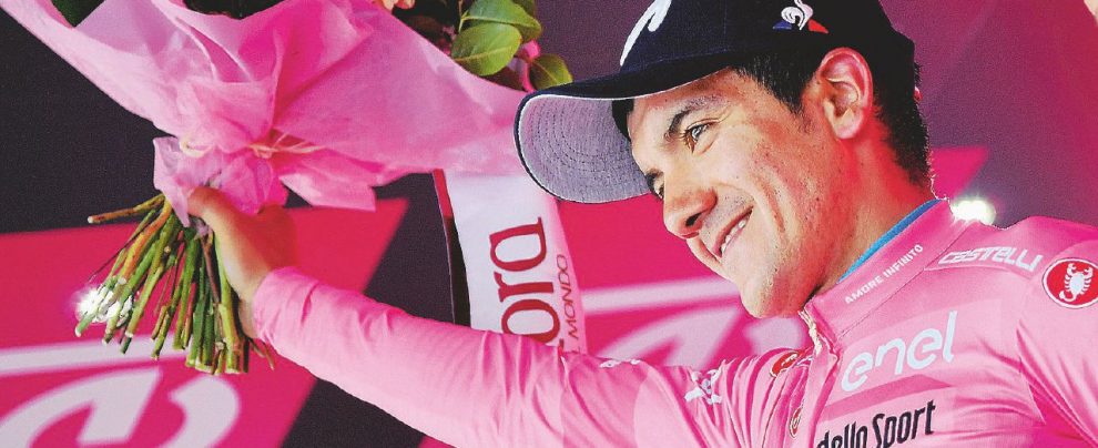 In vetta - Richard Carapaz, nato nel 1993 in Ecuador - LaPresse Carapaz al Giro di boa: la corsa rosa è quasi sua