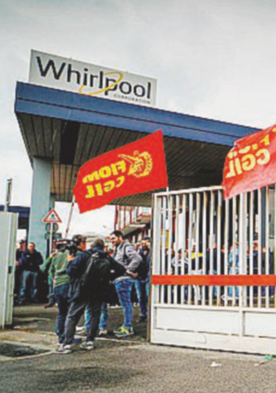 Napoli, il presidio notturno degli operai della Whirlpool