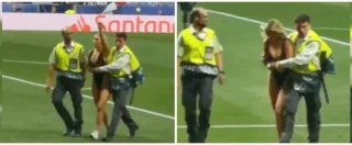 Copertina di Champions League, la modella Kinsey Sue invade il campo durante Liverpool-Tottenham: gara sospesa