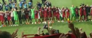 Copertina di Liverpool, tifosi e giocatori cantano insieme “You’ll never walk alone” a fine partita: lo spettacolo è da brividi