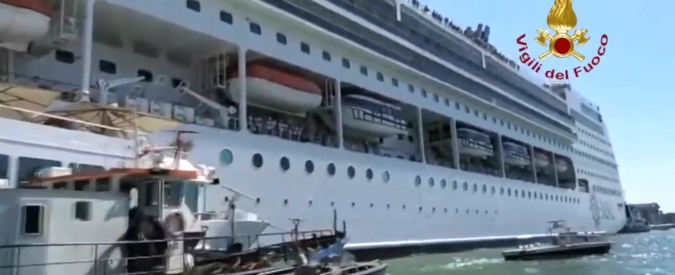 Copertina di Venezia, il battello danneggiato dopo l’impatto con la nave da crociera: l’intervento dei vigili del fuoco