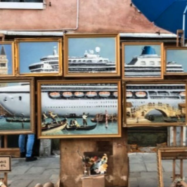 Venezia, così si è avverata la “profezia” di Banksy: nella sua opera una Grande Nave sovrastava minacciosa la città