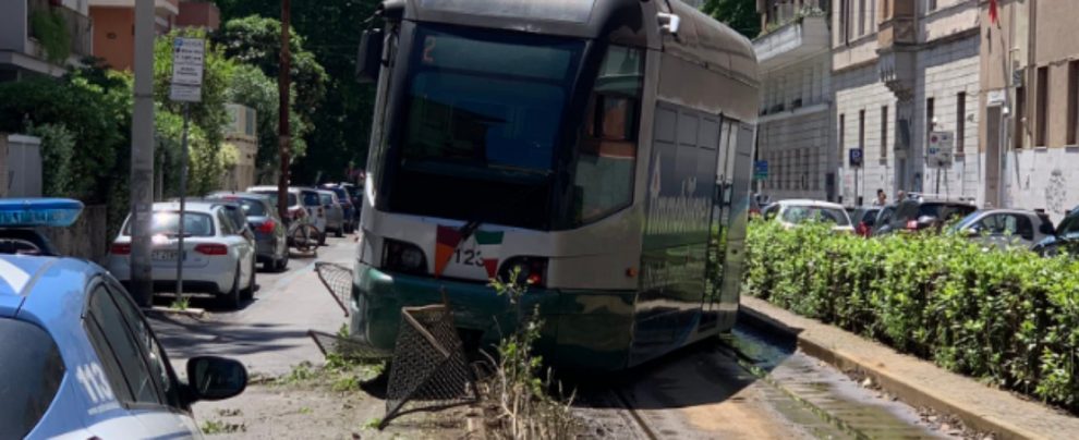 Roma, deraglia tram della linea 2: paura ma nessun ferito a pochi passi dal centro