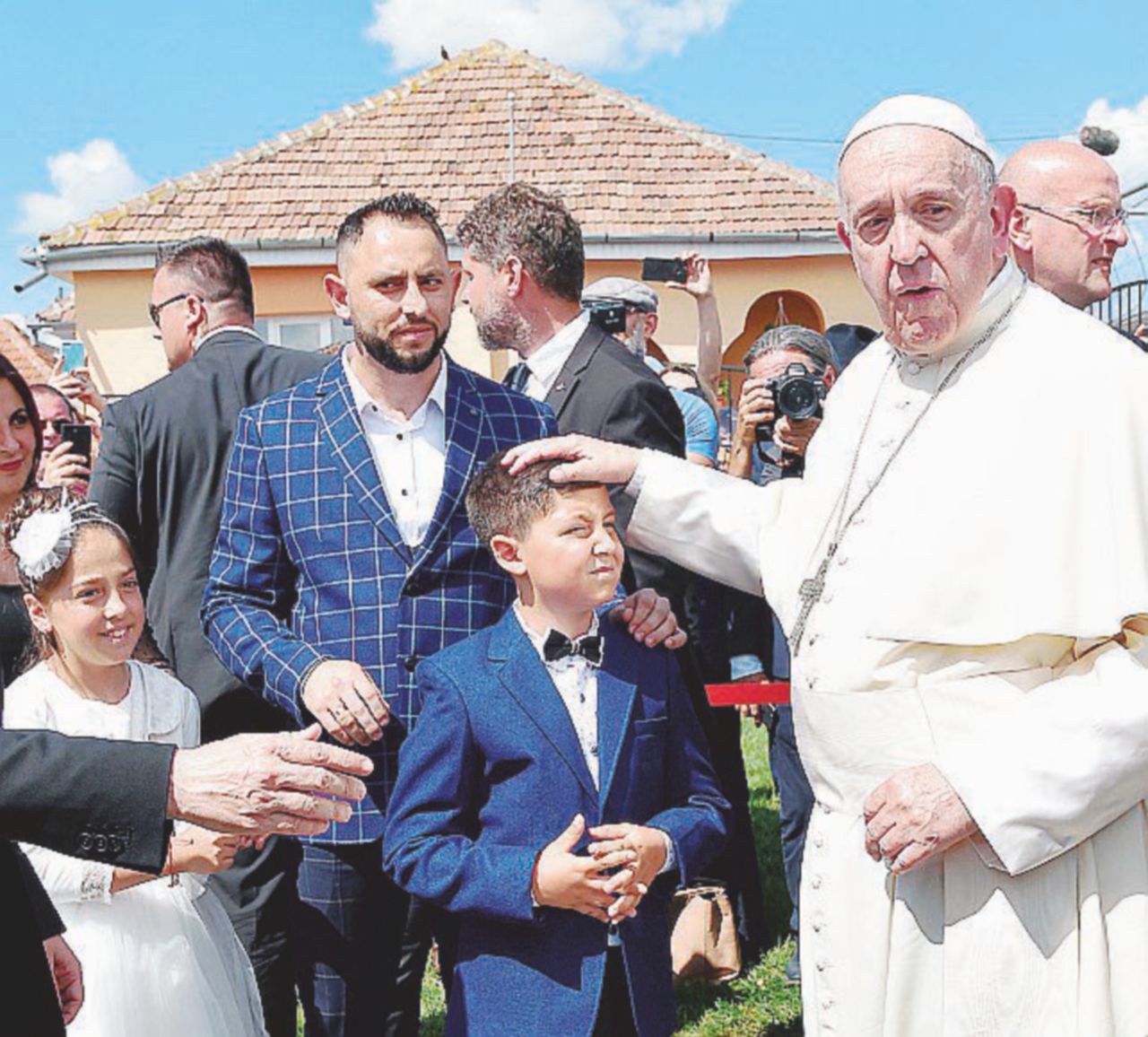 Il Papa fa “mea culpa” sui Rom e loda il premier