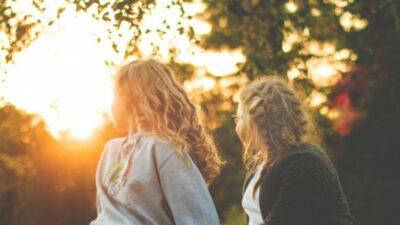 Copertina di “Avere pochi amici fa male alla salute come fumare 15,5 sigarette al giorno”: giornata mondiale dell’amicizia, ecco perché passare più tempo con gli amici è la chiave della longevità