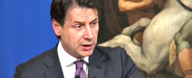 Copertina di Governo, Conte ironizza: “Una mia lista o un ruolo nel M5s? Sarei disposto ad allenare la Roma…”