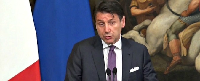 Copertina di Governo, Conte a M5s e Lega: “Non vivacchio, avanti o rimetto mandato. Basta provocazioni e freddure via social”