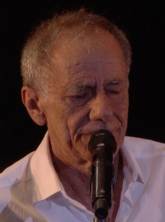 Copertina di Roberto Bolle e Vecchioni sul palco di piazza Duomo: emozione per “Luci a San Siro”
