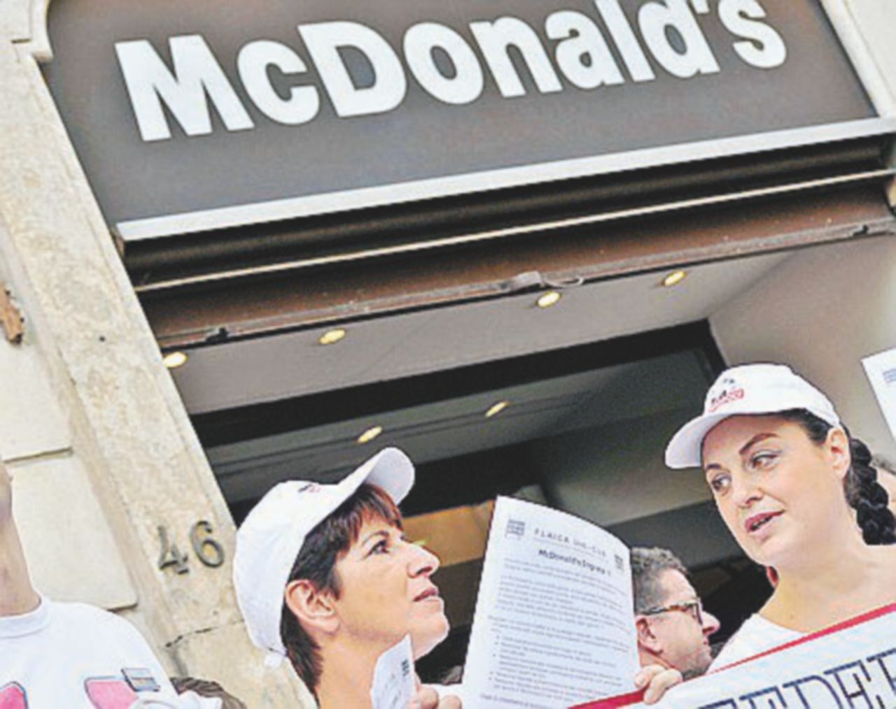 I pulitori dei McDonald’s senza stipendio da dicembre “Vietate le proteste in centro”
