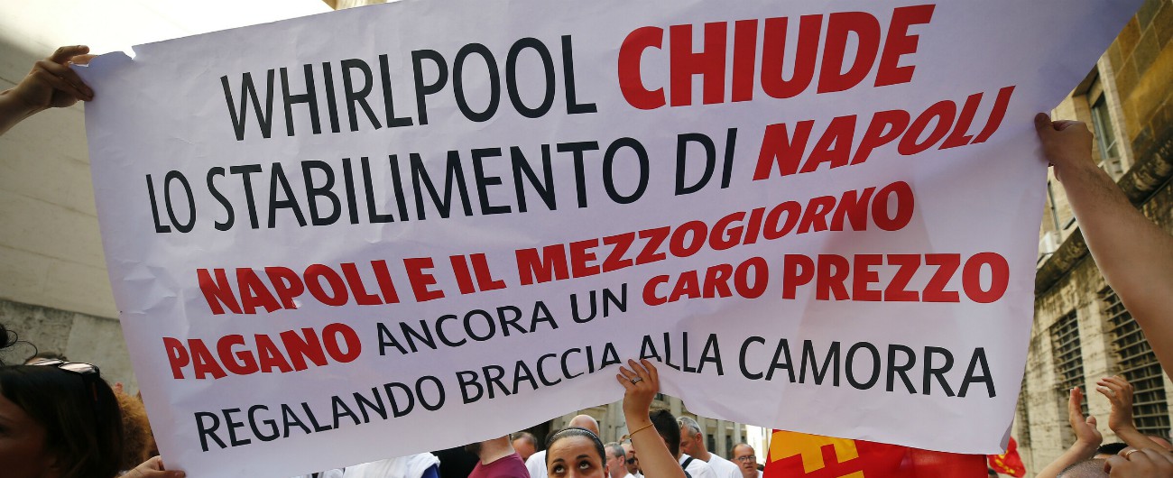 Whirlpool: “Non chiuderemo a Napoli”. Di Maio firma gli atti per la revoca degli incentivi: “Tornino a più miti consigli”