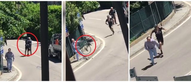 Reggio Emilia, il ciclista impazzisce all'incrocio e aggredisce due pedoni: uno dei due si vendica così