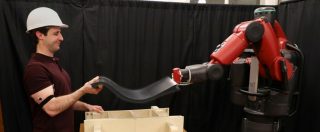 Copertina di Il robot RoboRaise osserva i bicipiti delle persone e le aiuta a sollevare oggetti