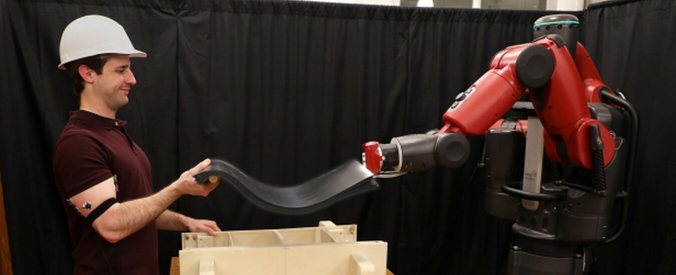 Il robot RoboRaise osserva i bicipiti delle persone e le aiuta a sollevare oggetti