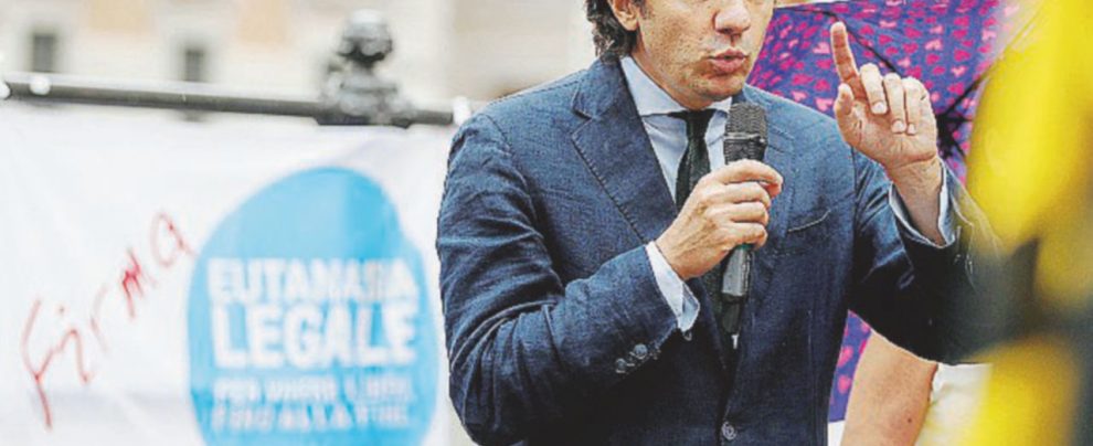 In prima linea - Marco Cappato è imputato dopo l’autodenuncia fatta dopo aver accompagnato Dj Fabo in Svizzera Fine vita, la legge “obbligatoria”: ma quando?