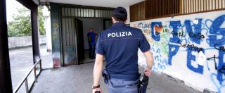 Copertina di Ragusa, fa prostituire la figlia 13enne in cambio di sigarette e vino: madre arrestata con 4 clienti