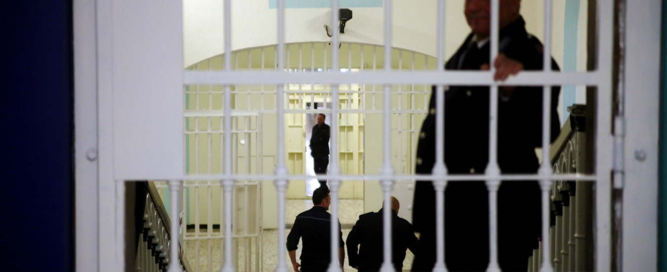 ‘Ndrangheta, il carcere di Cosenza come un hotel. Droga, cellulari e pizzini per detenuti del clan: arrestati due poliziotti