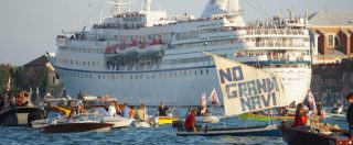 Copertina di Venezia, la protesta contro le Grandi Navi non potrà arrivare a Piazza San Marco. La scelta del prefetto schierato con la Lega