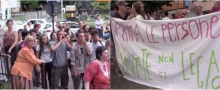 Matteo Salvini contestato a Novate Milanese, striscioni, urla e fischi al comizio del ministro: “Prima le persone”