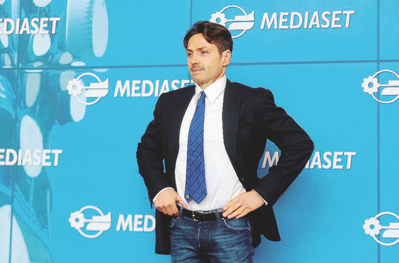 Copertina di B. declina, l’Italia non basta Mediaset trasloca in Olanda