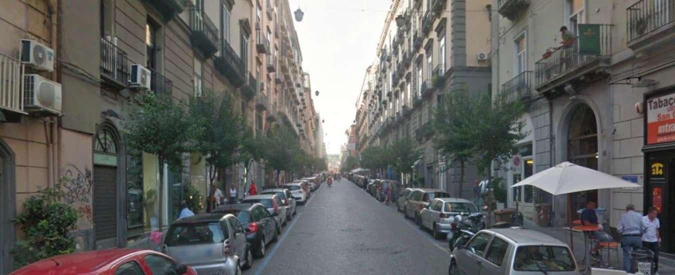 Napoli, pezzo di cornicione si stacca da palazzo e uccide 66enne. Sgomberate 30 famiglie. “Causa lavori non terminati”